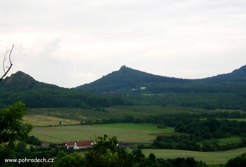 a Hrádek_Oltařík z hradu Skalka