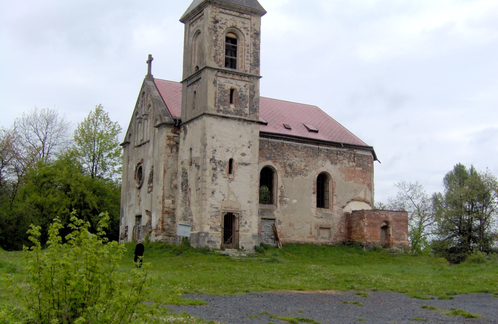 Švamberk kostel předhradí.jpg