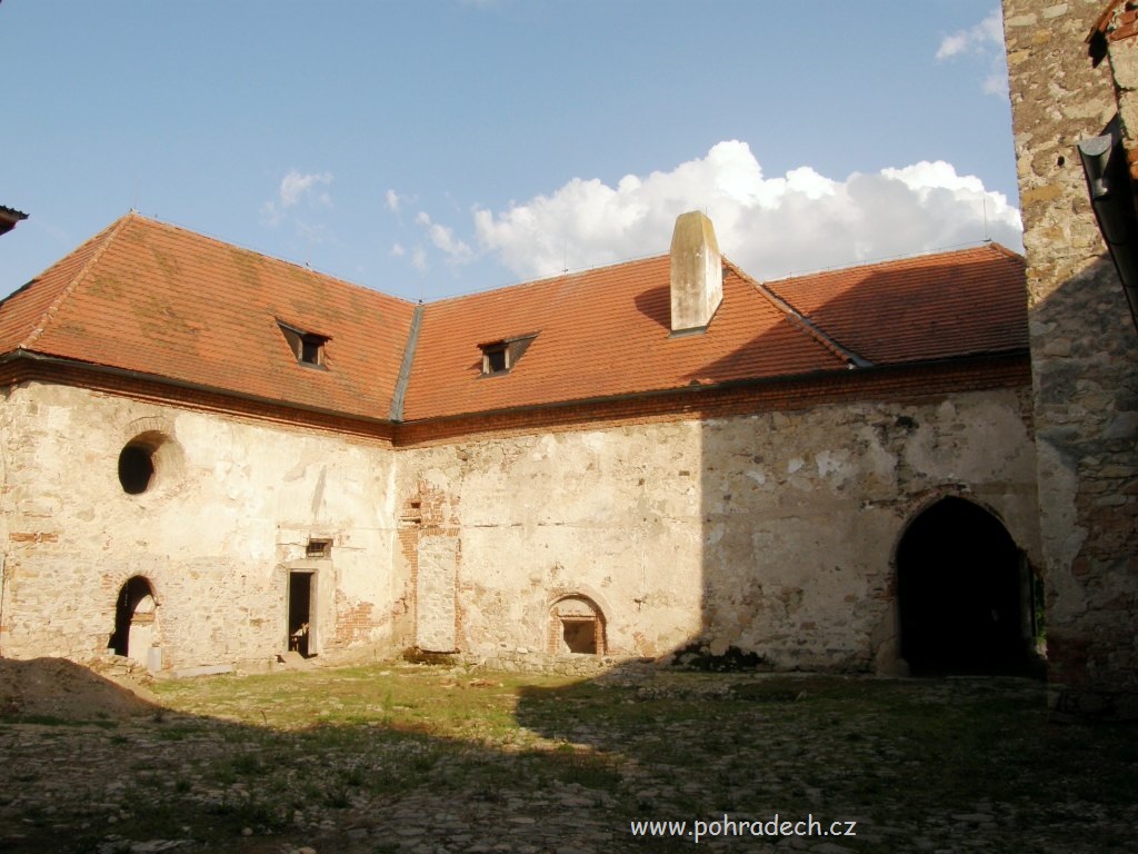 r nádvoří - pohled od západní části purkrabství